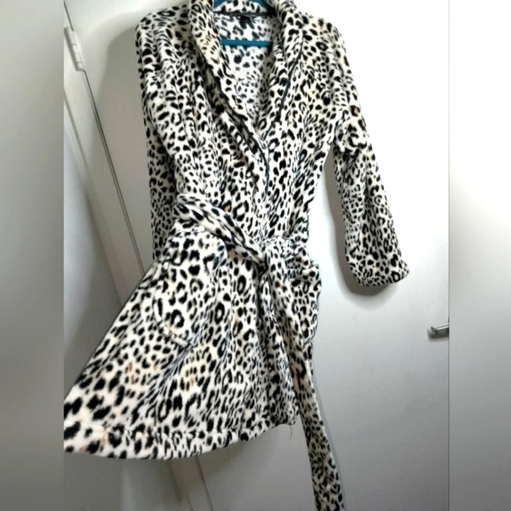 Victoria's Secret (Size M/L) Animal Print Plush Fleece Slip Pockets Belted Robe
